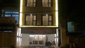 Fachada da propriedade à noite