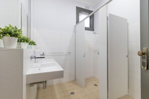 Shower, towels - Royal Hotel Ryde (Ryde)
