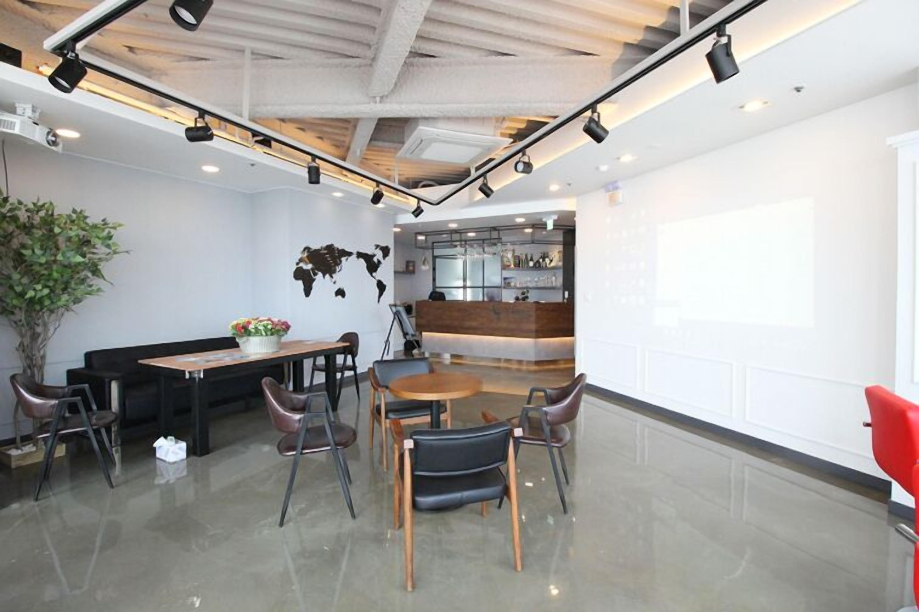 Lobby lounge