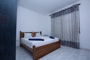 In-room safe, desk, iron/ironing board, rollaway beds - The Blue Beach Guesthouse (Negombo)