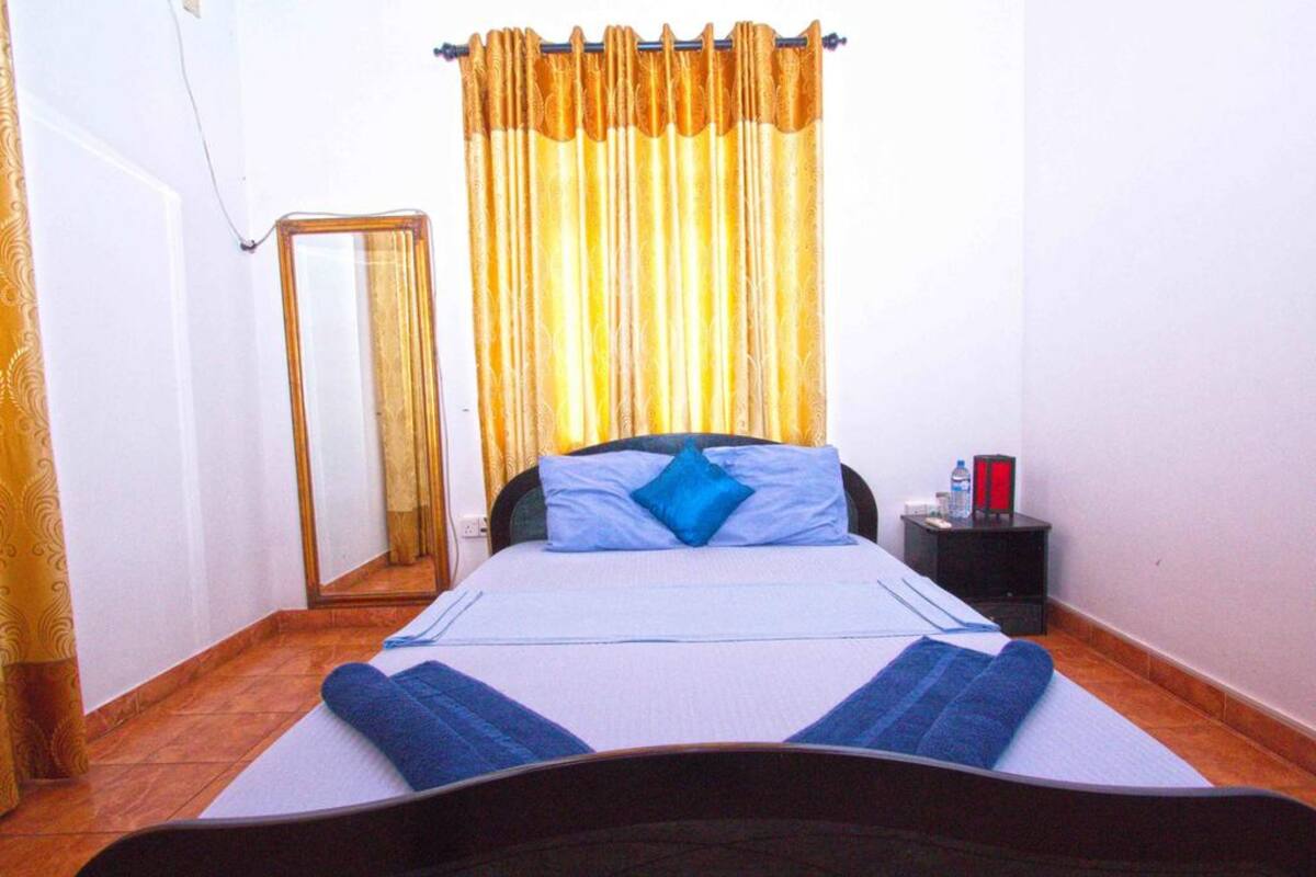 Deluxe tweepersoonskamer, 1 kingsize bed, toegang tot zwembad, uitzicht op zwembad | Een kluis op de kamer, een bureau, een strijkplank/strijkijzer