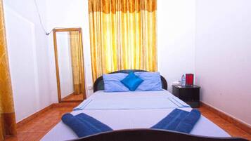 Caja de seguridad en la habitación y escritorio