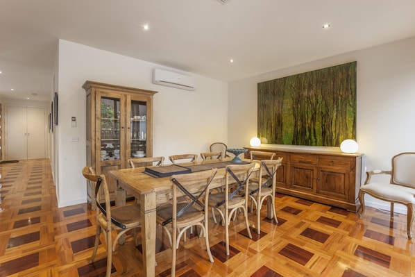 House, 3 Bedrooms | In-room dining