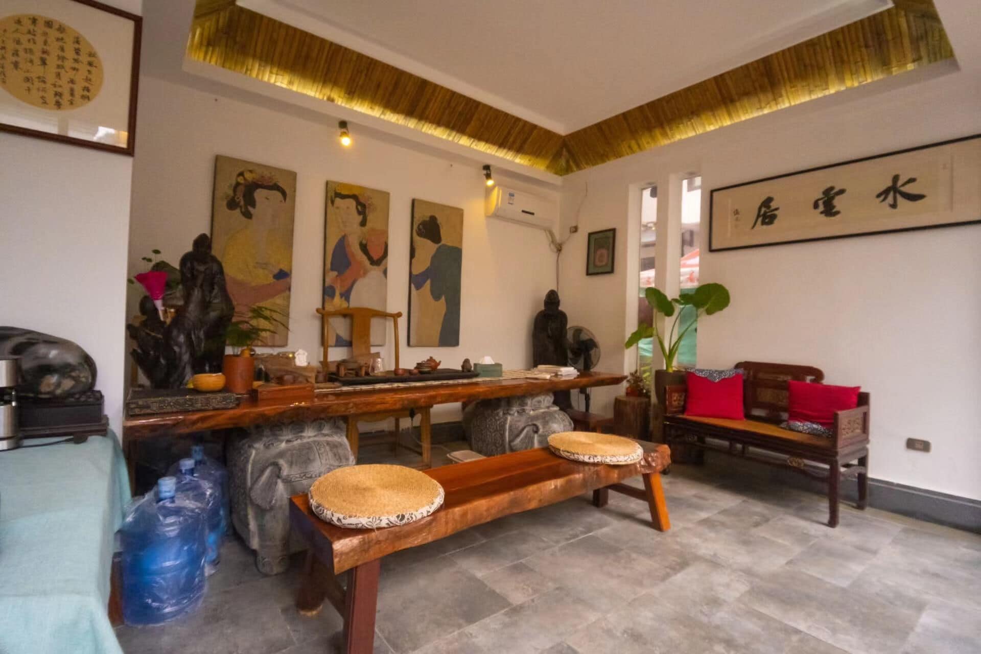 elite house | living area | 40-inch flat-screen tv with cable channels, tv