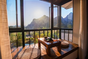 ห้องพาโนรามิกดับเบิล | บริเวณนั่งเล่น | ทีวีจอแบน 40 นิ้ว พร้อมช่องเคเบิล, ทีวี