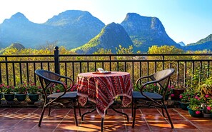Double Room with Courtyard View - Stay 2 nights and above can free pick up Guilin train station | Terrace/patio