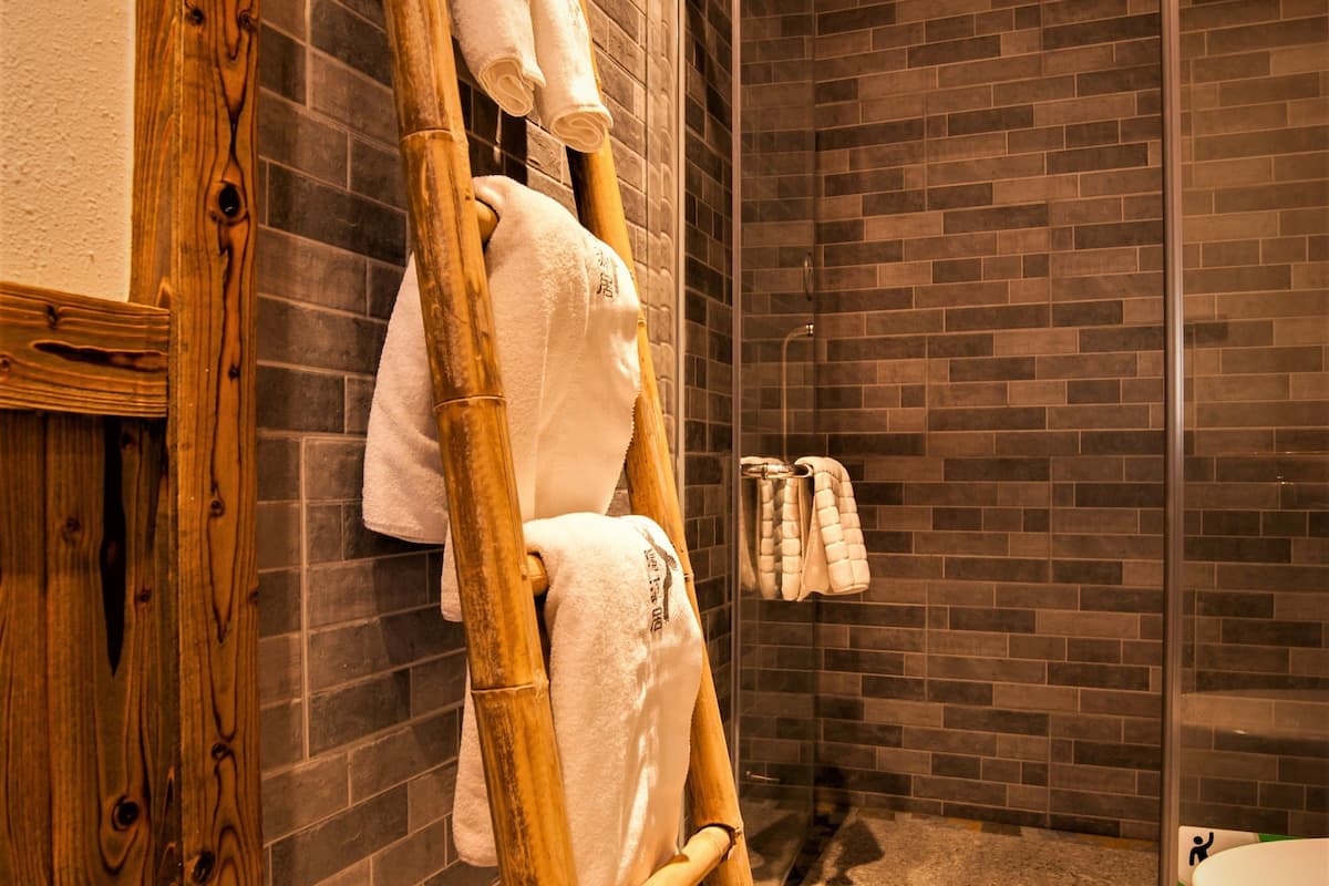 pastoral landscape double room | bathroom | shower, hydromassage showerhead, designer toiletries, hair dryer