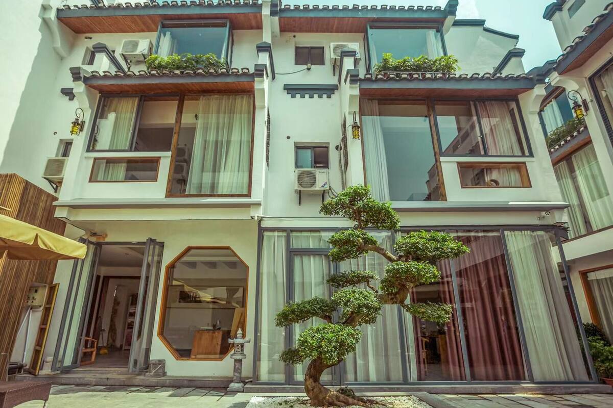 Rumah Elite | Seprai premium, selimut bulu angsa, busa memori, dan meja kerja