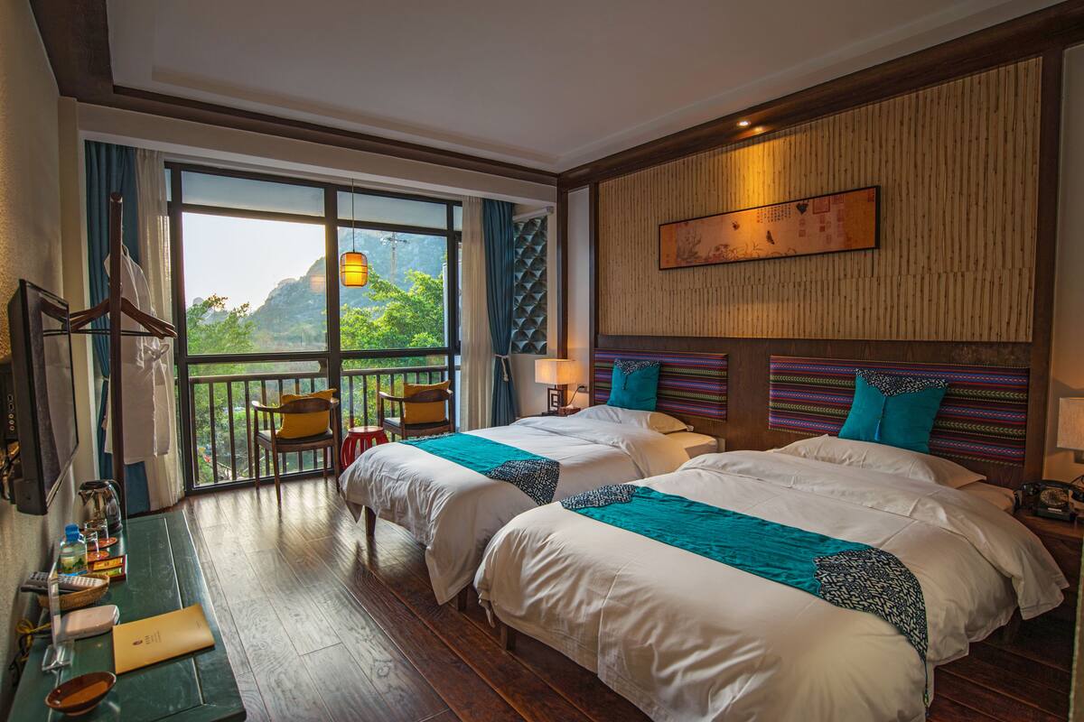 Kamar Twin Deluks | Seprai premium, selimut bulu angsa, busa memori, dan meja kerja