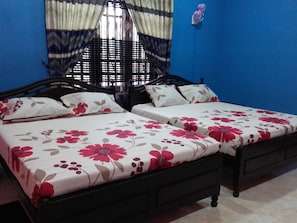Desk, soundproofing, free rollaway beds, free WiFi