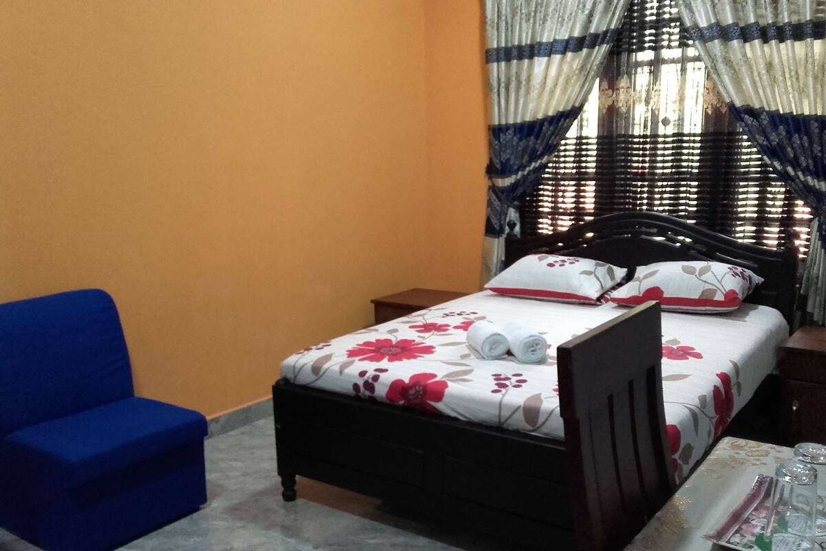 Desk, soundproofing, free rollaway beds, free WiFi