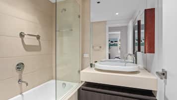 1 Bedroom, 1 Bathroom Apartment | Bathroom | Combined shower/tub, free toiletries, hair dryer, towels