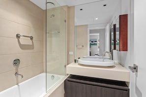 1 Bedroom, 1 Bathroom Apartment | Bathroom | Combined shower/bathtub, free toiletries, hair dryer, towels