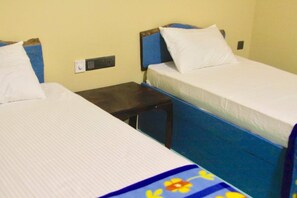 Kahden hengen comfort-huone (kaksi sänkyä), 2 makuuhuonetta | Tallelokero huoneessa, työpöytä, äänieristys, ilmainen Wi-Fi
