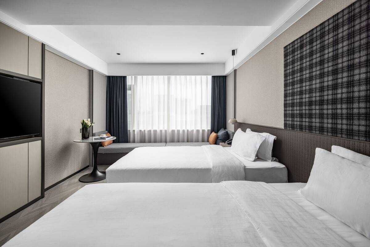 deluxe twin room | minibar, in-room safe, desk, soundproofing