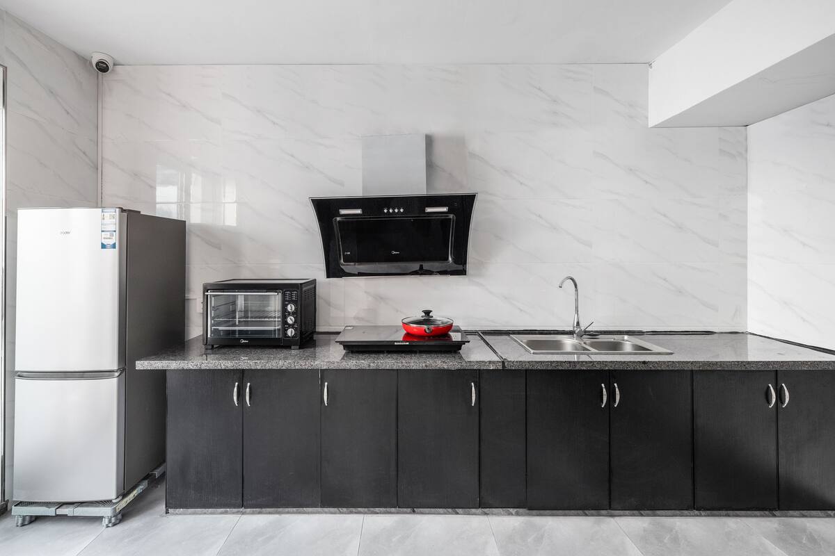 fridge, coffee/tea maker, electric kettle