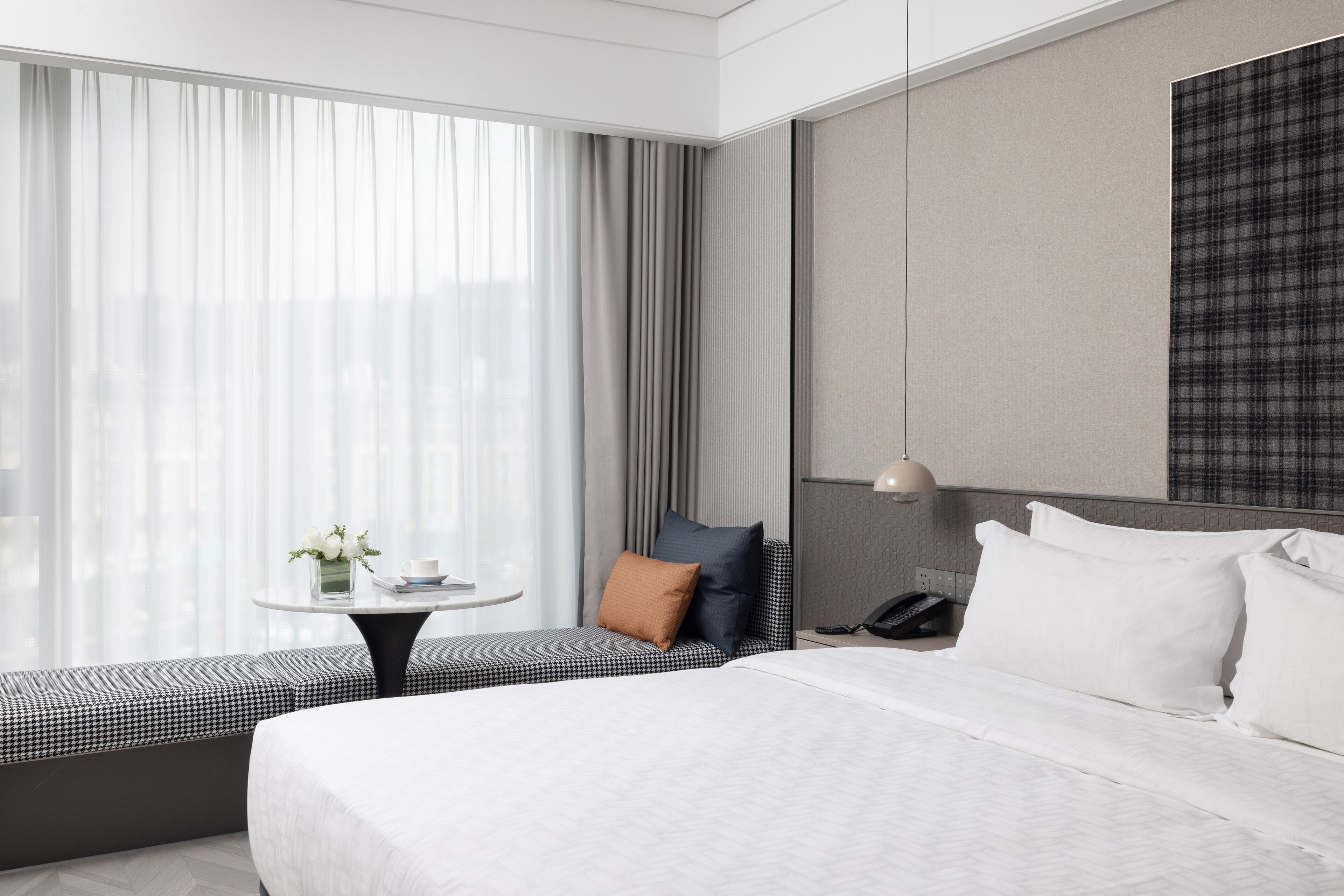 deluxe queen room | minibar, in-room safe, desk, soundproofing