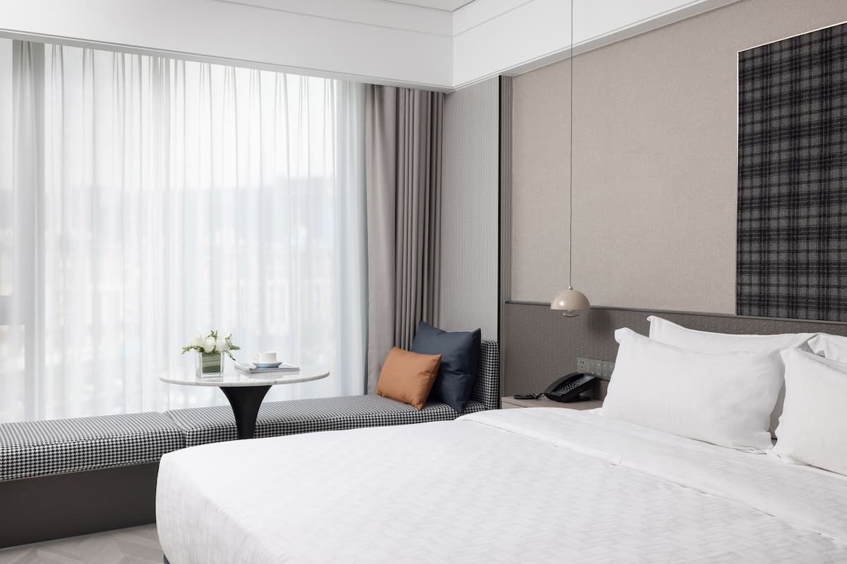 deluxe queen room | minibar, in-room safe, desk, soundproofing