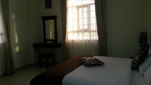 In-room safe, laptop workspace, blackout curtains, iron/ironing board - Jarzez Hotel Apartments (Seeb)