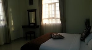 Cofres nos quartos, espaço de trabalho para notebook, cortinas blackout