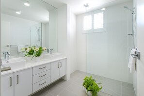 Departamento, 2 habitaciones | Baño | Regadera, amenidades de baño gratuitas, secadora de cabello, toallas 