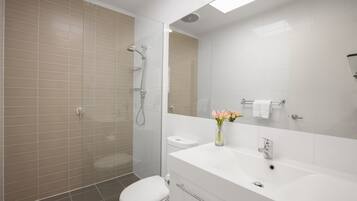 House, 3 Bedrooms | Bathroom | Shower, free toiletries, hair dryer, towels