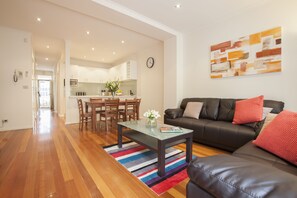 Living area - BOUTIQUE STAYS - Melrose Terrace (North Melbourne)