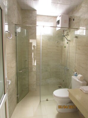 Chambre Double Supérieure | Salle de bain | Douche, douche à « effet pluie », articles de toilette gratuits