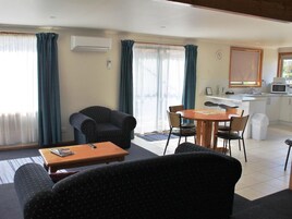 平板电视、DVD 播放器