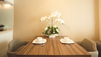 1-Bedroom Apartment | In-room dining