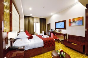 Premier Room, 1 Katil Raja (King), City View | Peti besi dalam bilik, meja, ruang kerja komputer riba, kalis bunyi 