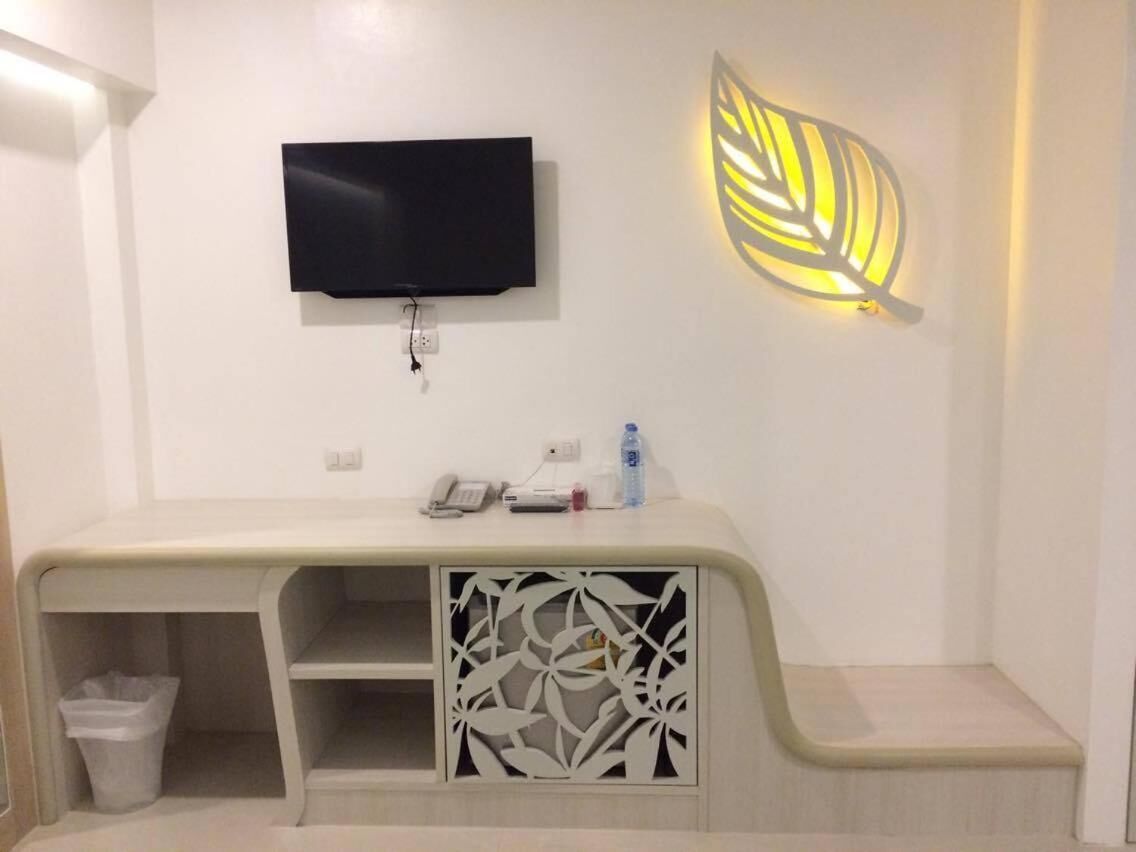 desk, iron/ironing board, free wifi