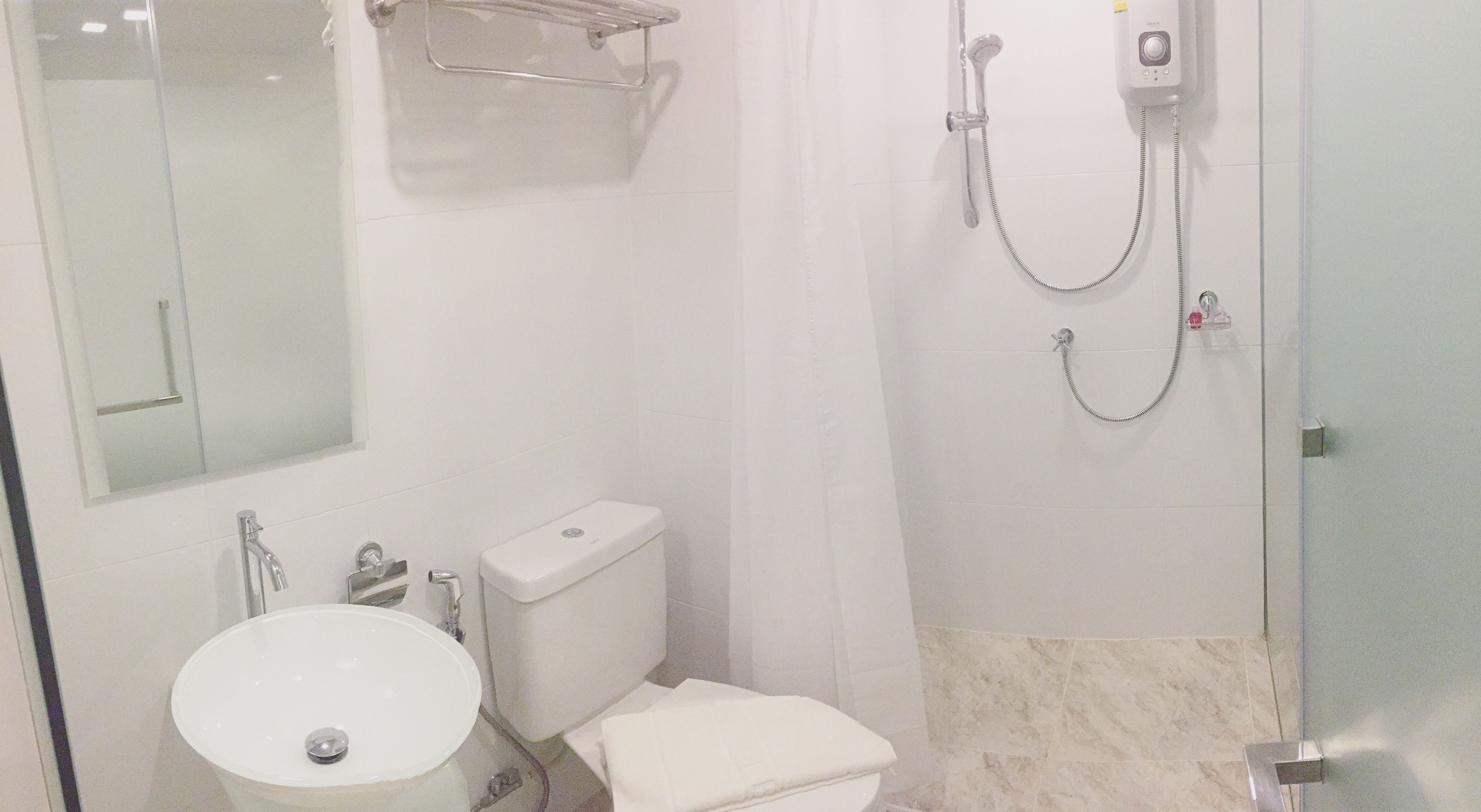 standard room, 1 queen bed | bathroom | shower, free toiletries, hair dryer, towels
