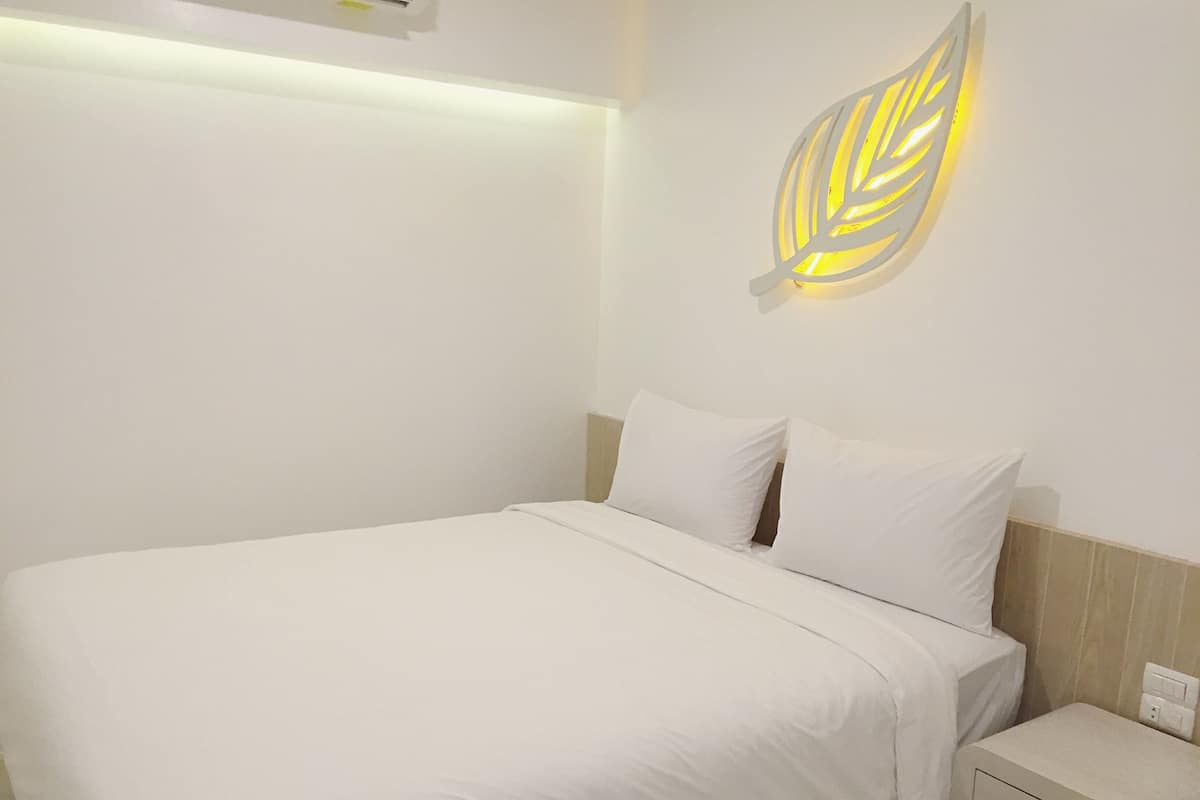 Standard Room, 1 Queen Bed | Desk, iron/ironing board, free WiFi