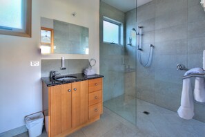 Cottage, 2 Bedrooms | Bathroom | Shower, hair dryer, towels