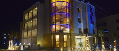 Façade de lâhĂ©bergement â soirĂ©e/nuit