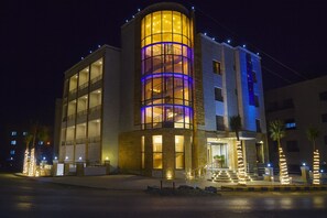 Front of property - evening/night - Al Jamal Hotel (Amman)