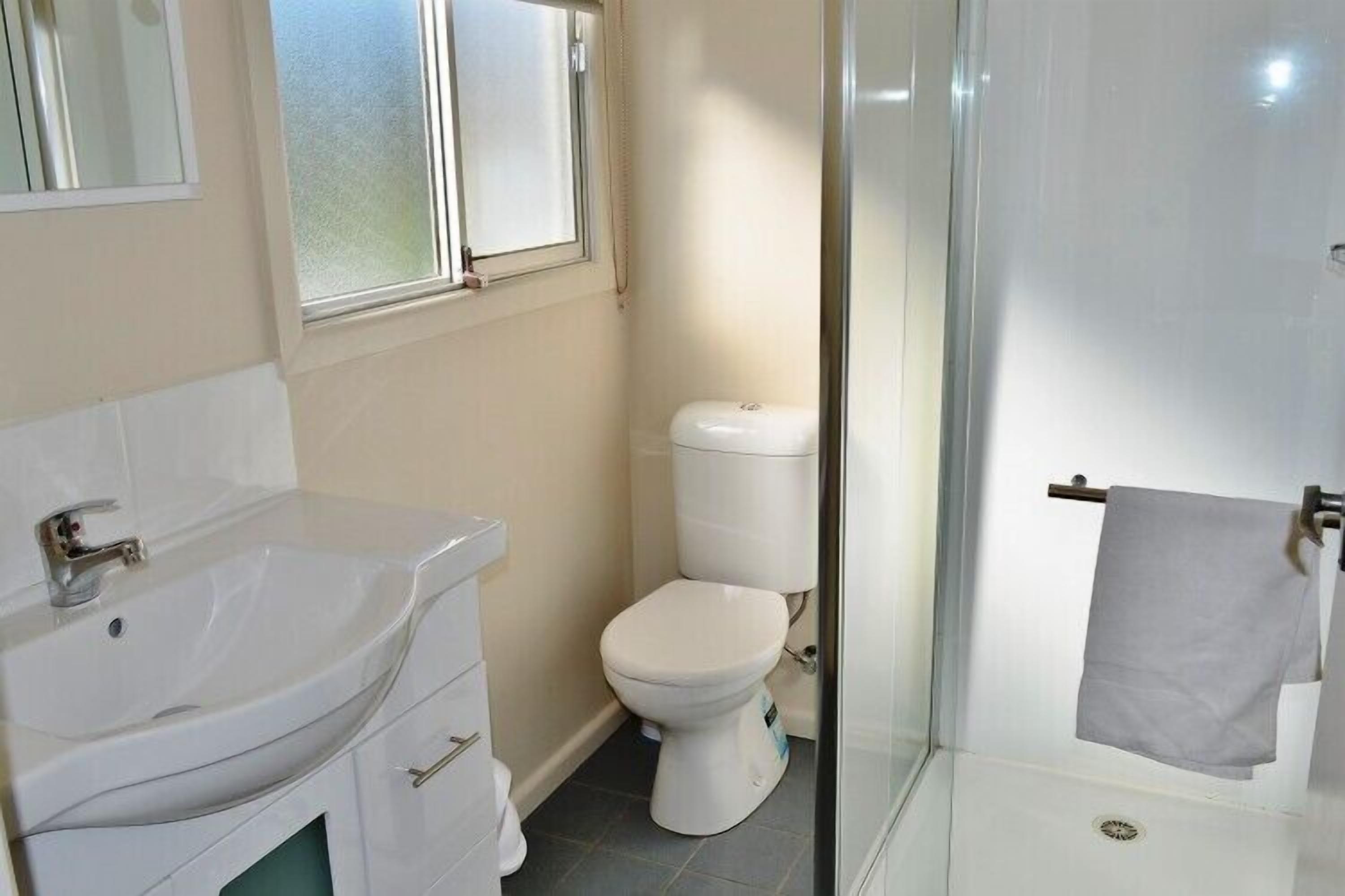Cottage, 2 Bedrooms | Bathroom | Shower, hair dryer, shampoo
