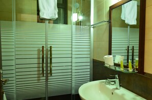 Classic Twin Room | Bathroom | Shower, free toiletries, hair dryer, slippers - Al Jamal Hotel Suite (Amman)