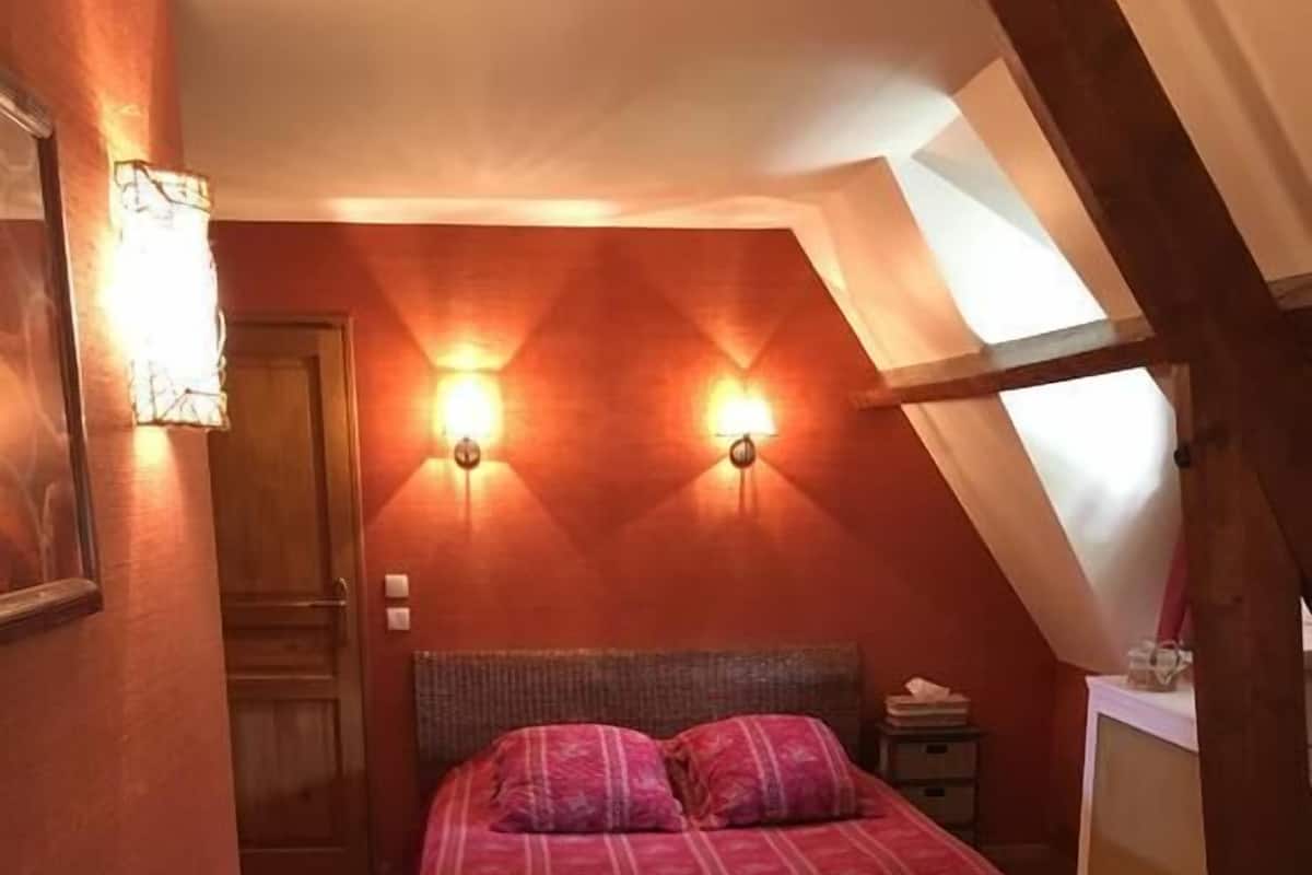 Desk, soundproofing, free WiFi, bed sheets
