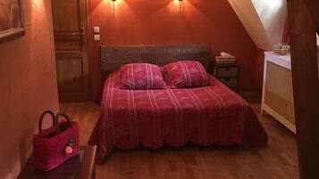 Desk, soundproofing, free WiFi, bed sheets