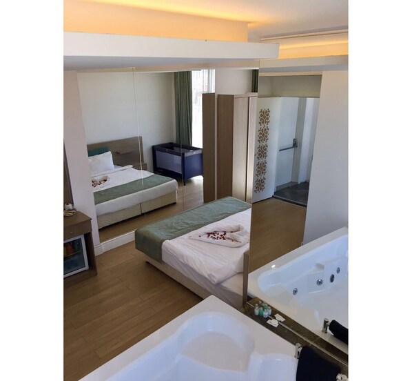 Minibar, in-room safe, free WiFi