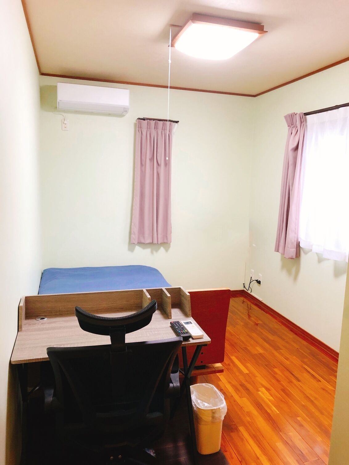 Iron/ironing board, bed sheets