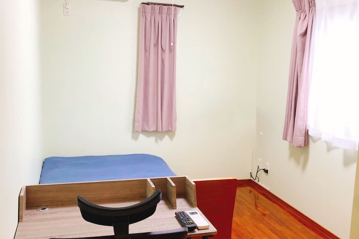 Single Room | Iron/ironing board, bed sheets