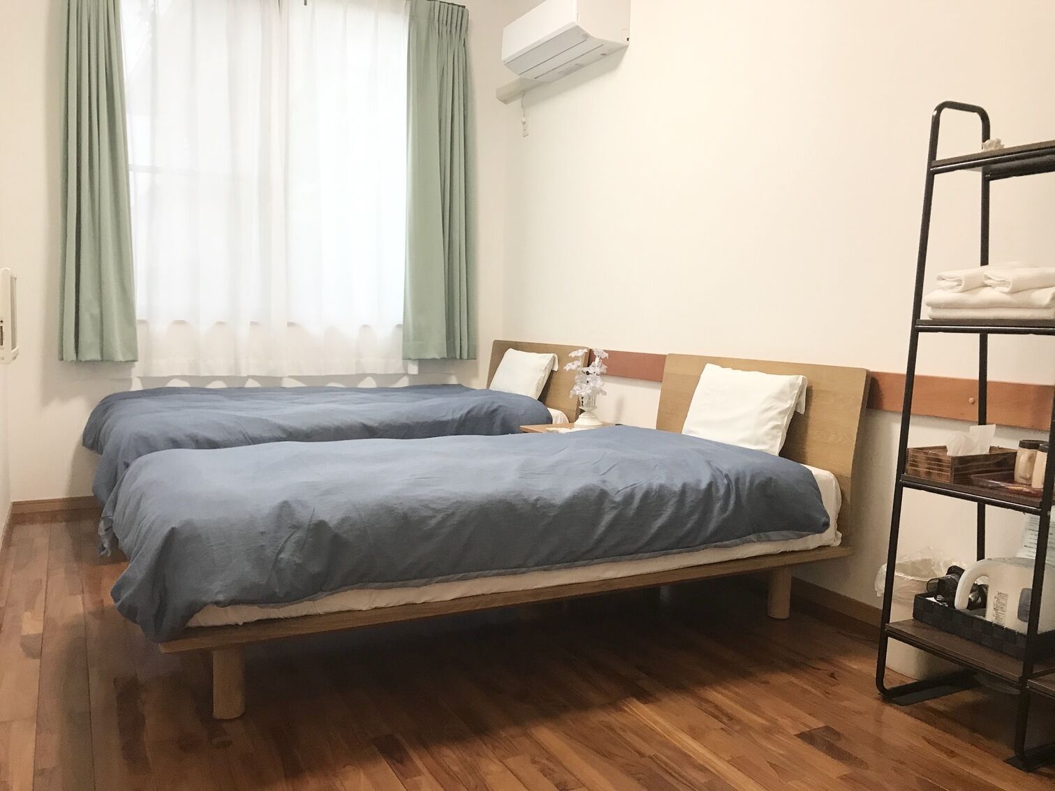 Iron/ironing board, bed sheets