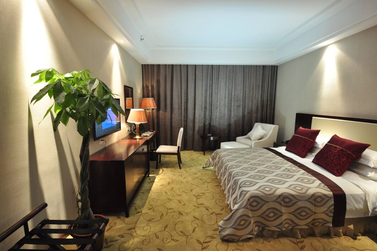 Deluxe Queen Room(Chinese Citizen Only) | Blackout curtains, iron/ironing board (on request), free WiFi
