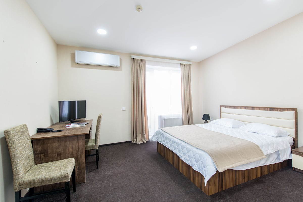 Standard Double Room | In-room safe, desk, soundproofing, iron/ironing board