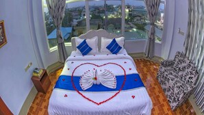 In-room safe, desk, WiFi (surcharge) - Shwe Hnin Si Hotel (Mandalay)