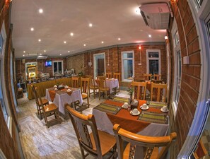 Aperto a colazione, pranzo e cena, cucina locale e internazionale 