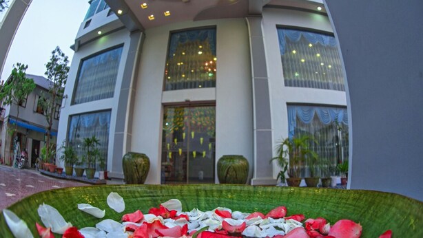 Breakfast, lunch and dinner served - Shwe Hnin Si Hotel (Mandalay)